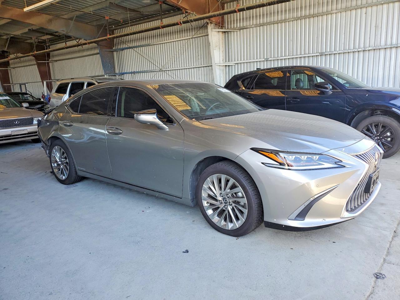 2020 LEXUS ES 300H LUXURY — Фото 4 из 13