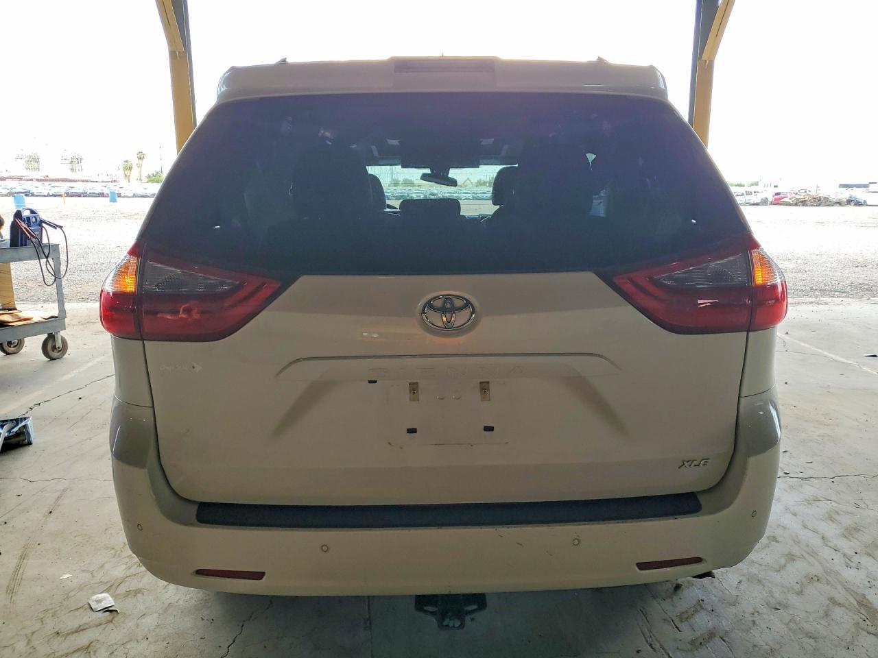 2020 TOYOTA SIENNA XLE PREMIUM 8-PASSENGER — Фото 6 из 13