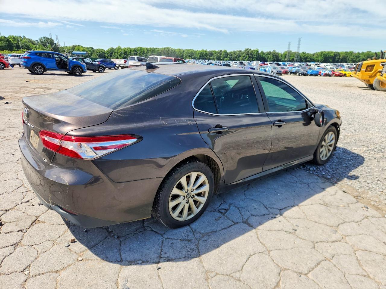 2019 TOYOTA CAMRY LE — Фото 3 из 13