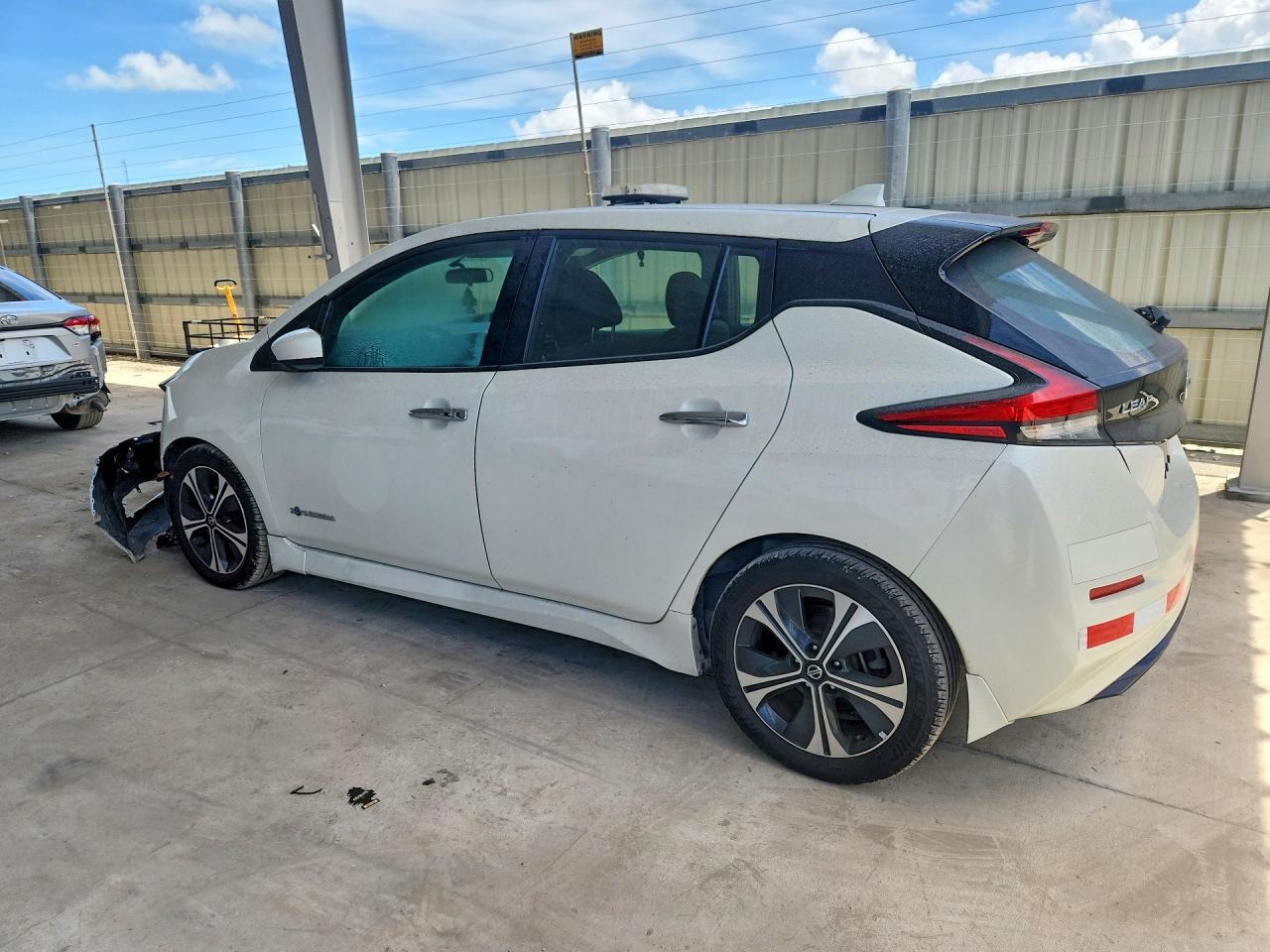 2019 NISSAN LEAF SV — Фото 2 из 12