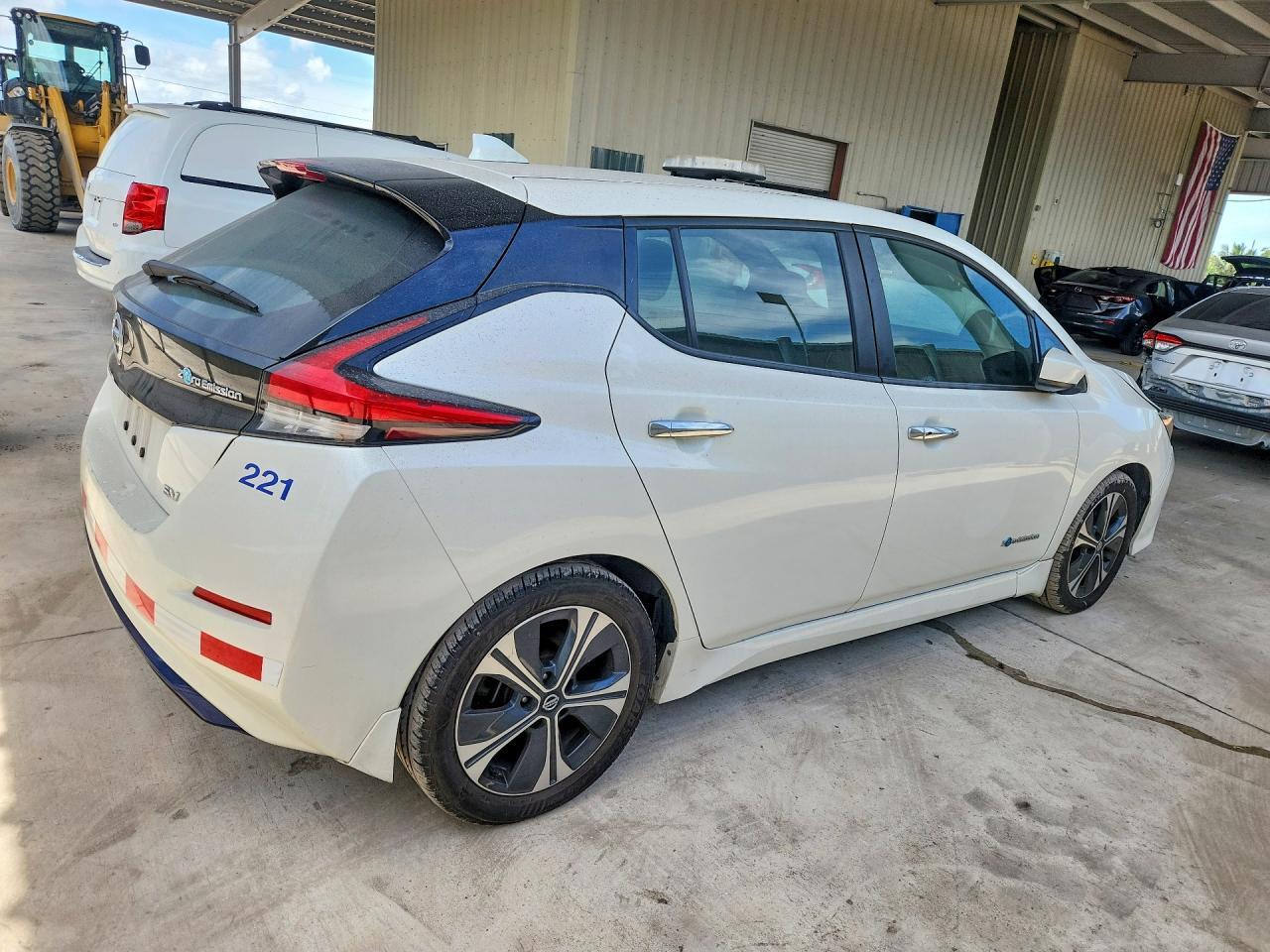 2019 NISSAN LEAF SV — Фото 3 из 12