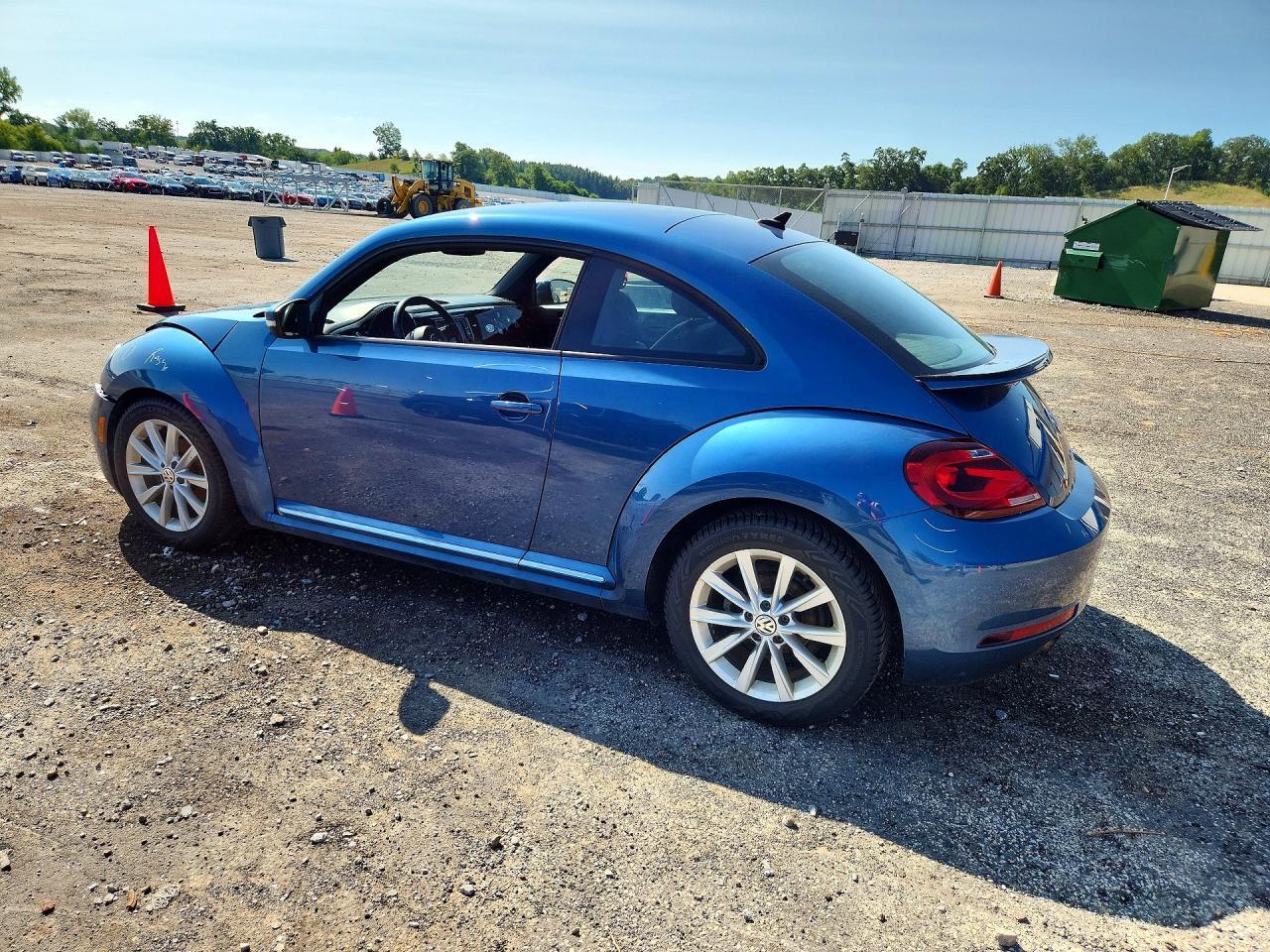2018 VOLKSWAGEN BEETLE S — Фото 2 из 12