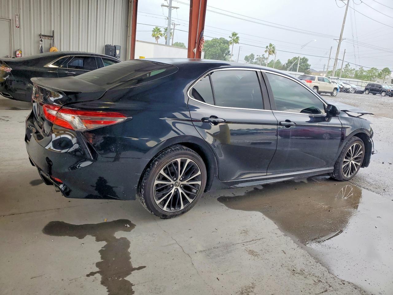 2018 TOYOTA CAMRY SE — Фото 3 из 13