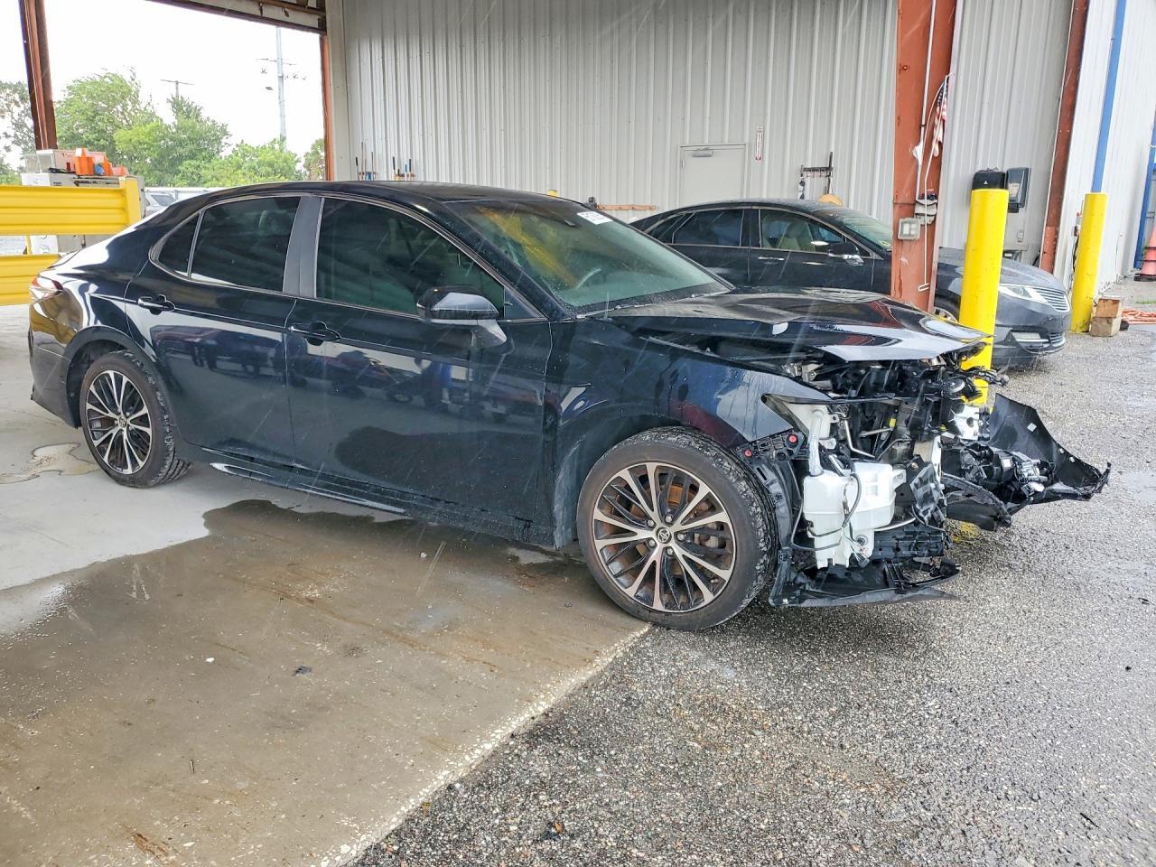 2018 TOYOTA CAMRY SE — Фото 4 из 13