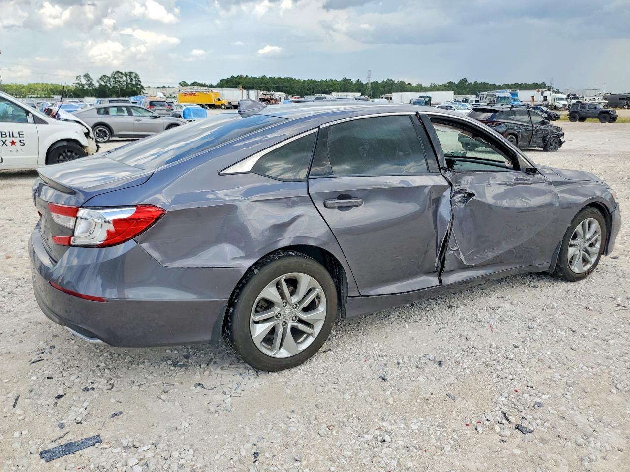 1HGCV1F13JA167518 2018 HONDA ACCORD photo no. 3