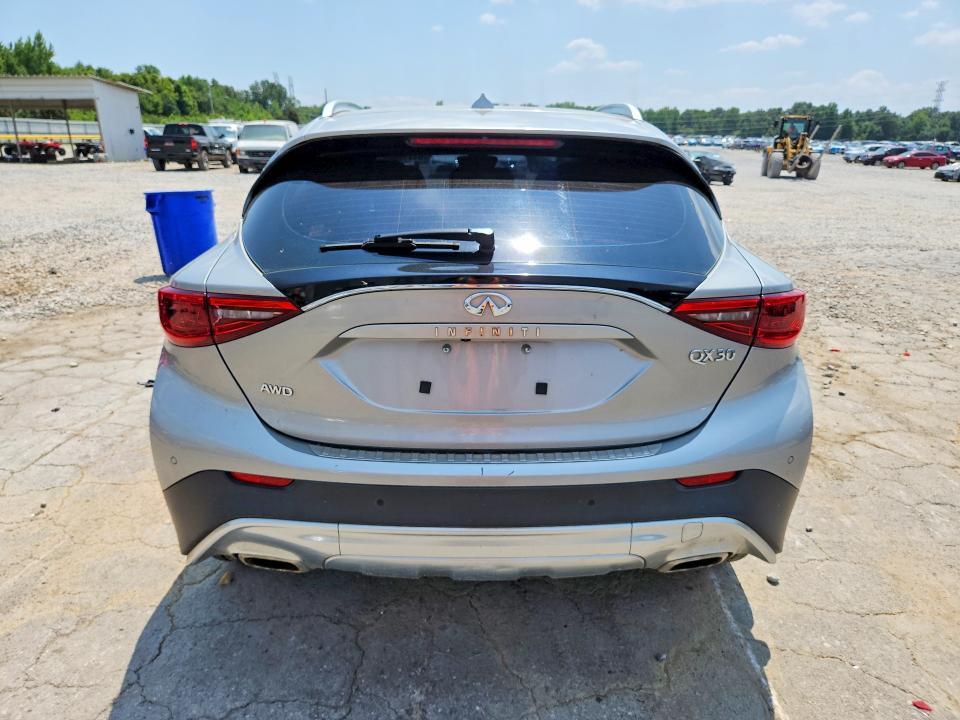 2017 INFINITI QX30 BASE — Фото 6 из 12