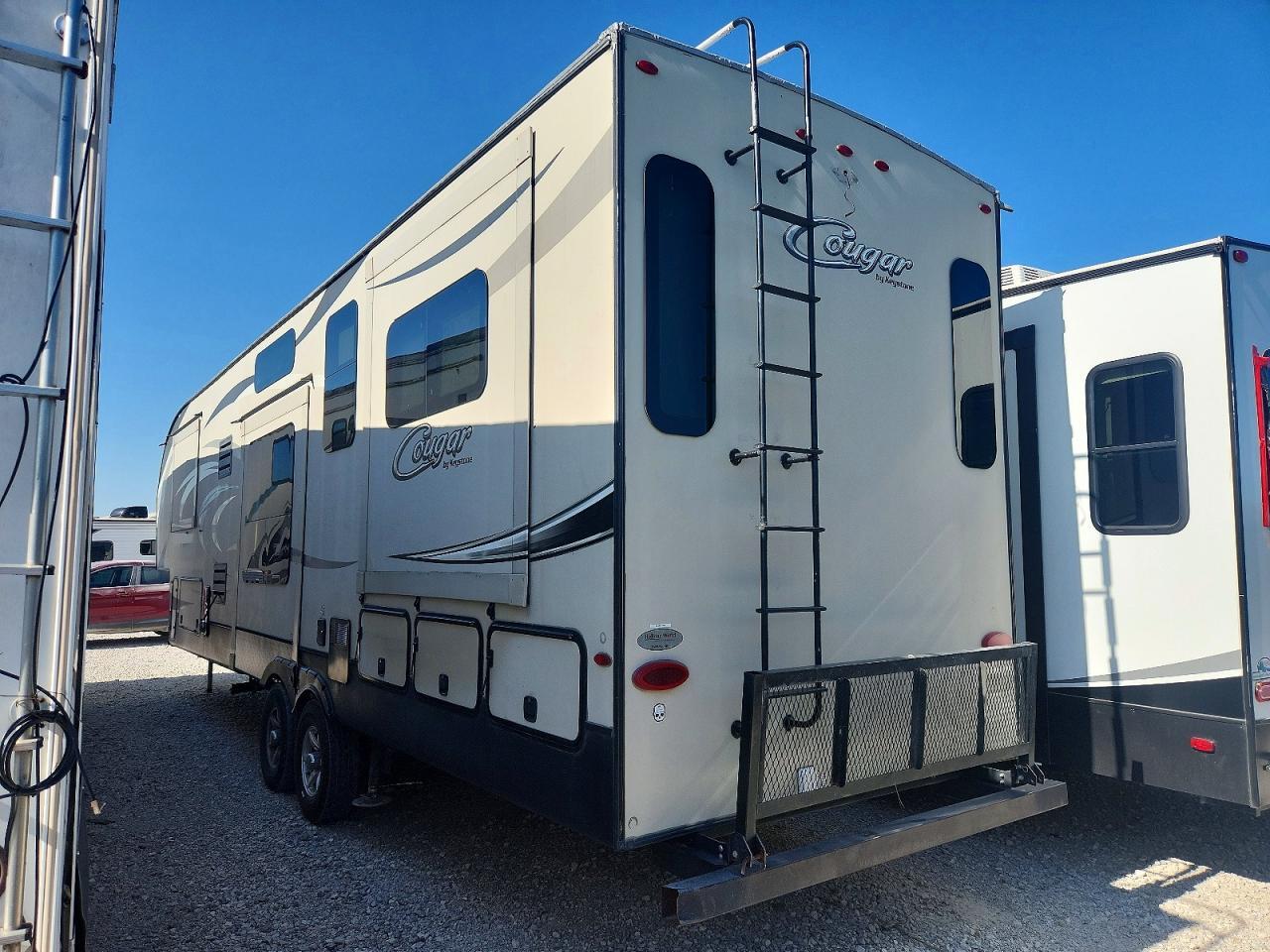 4YDF32627H2506055 2017 COUGAR 326RDS photo no. 3