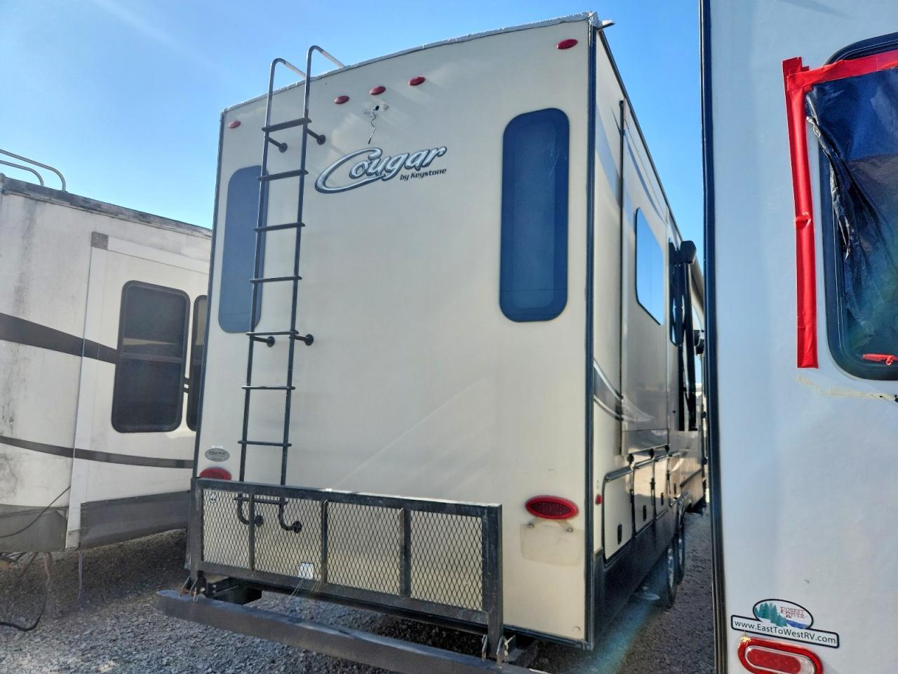 4YDF32627H2506055 2017 COUGAR 326RDS photo no. 4
