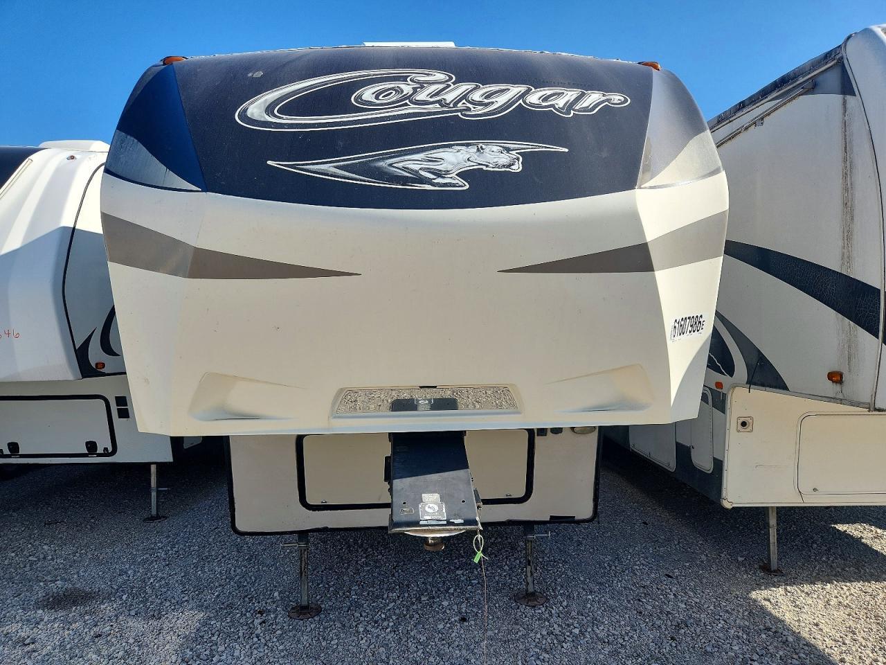 4YDF32627H2506055 2017 COUGAR 326RDS photo no. 9