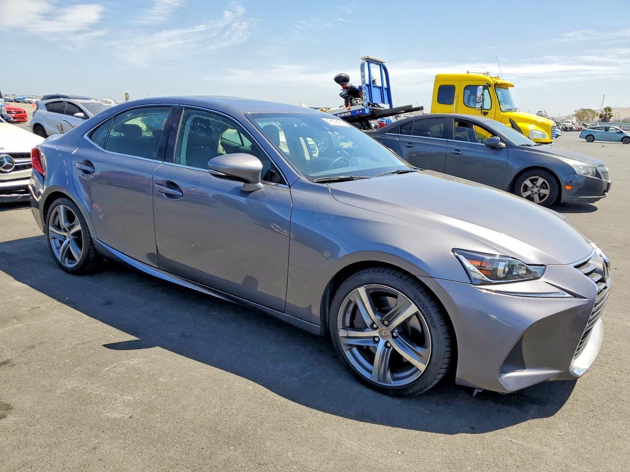 2017 LEXUS IS 200T — Фото 4 из 12