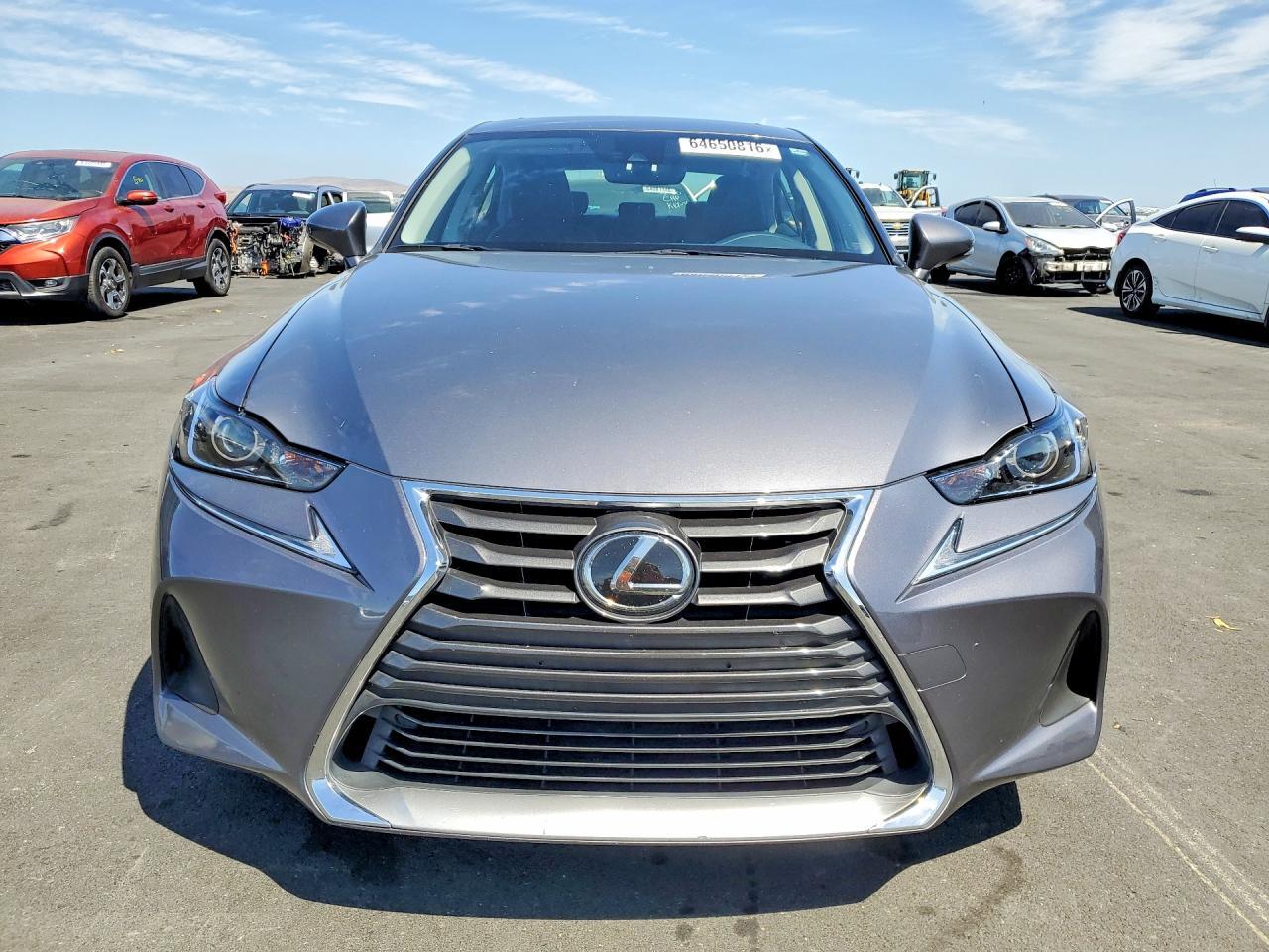 2017 LEXUS IS 200T — Фото 5 из 12
