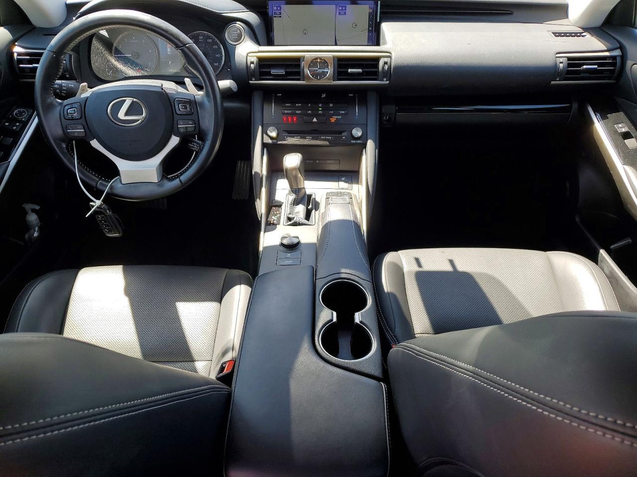 2017 LEXUS IS 200T — Фото 8 из 12