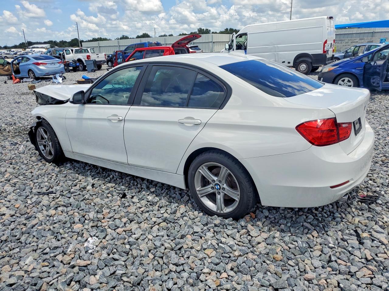 2015 BMW 320 I — Фото 2 из 13