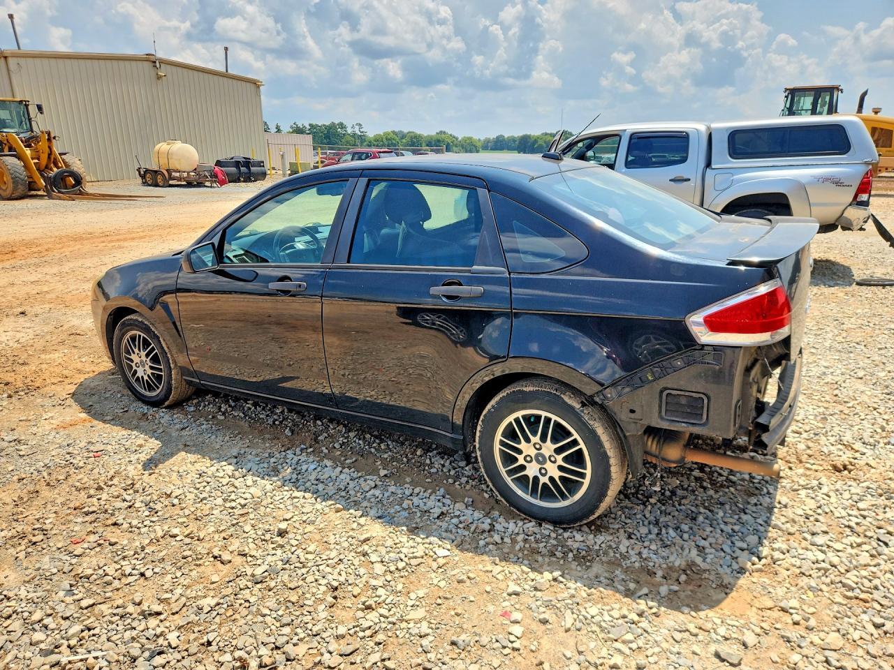 1FAHP3FN9BW105189 2011 FORD FOCUS photo no. 2