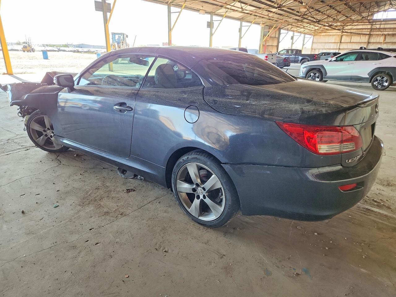 2010 LEXUS IS 250C BASE — Фото 2 из 12