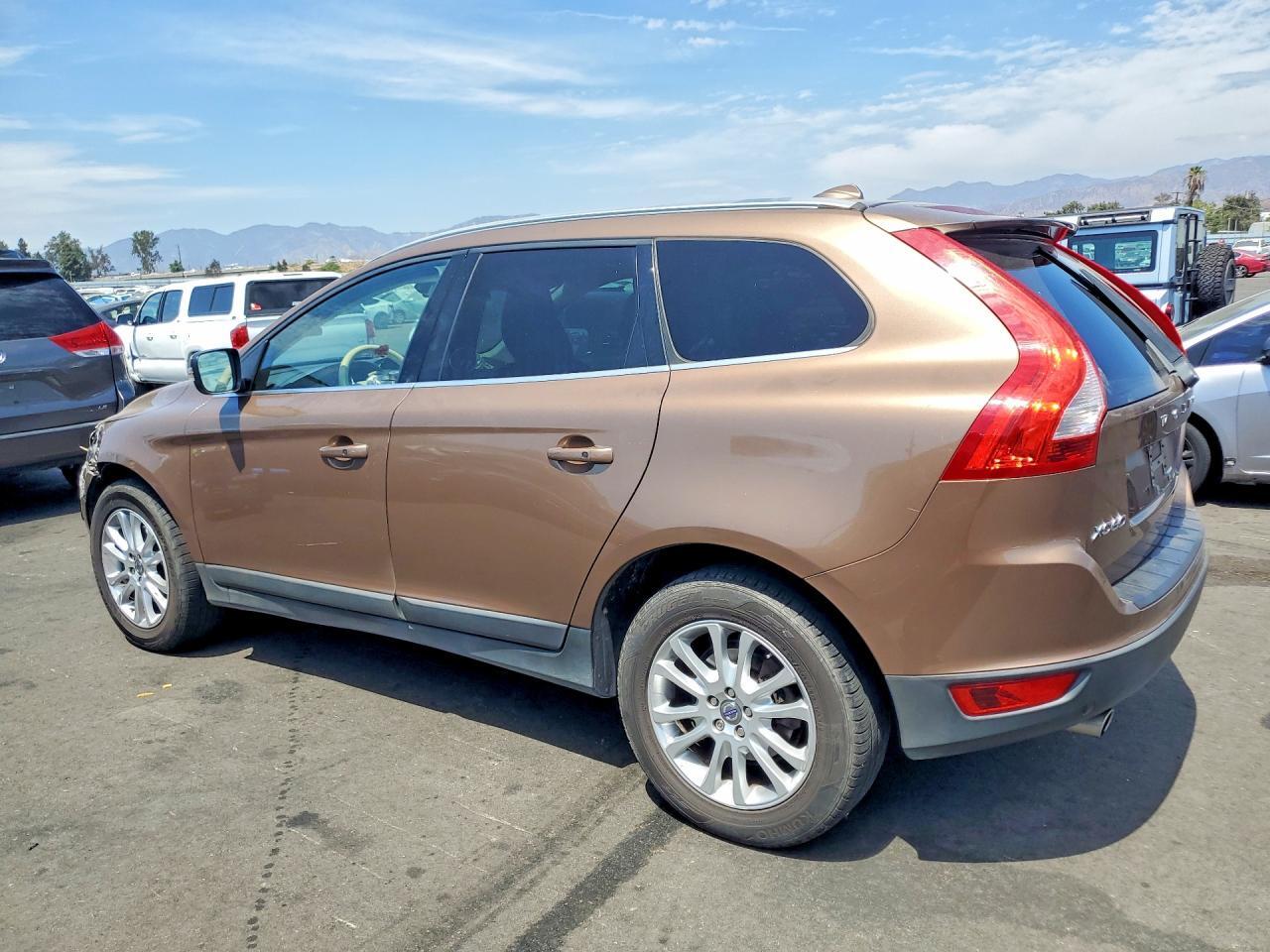 2010 VOLVO XC60 T6 — Фото 2 из 13