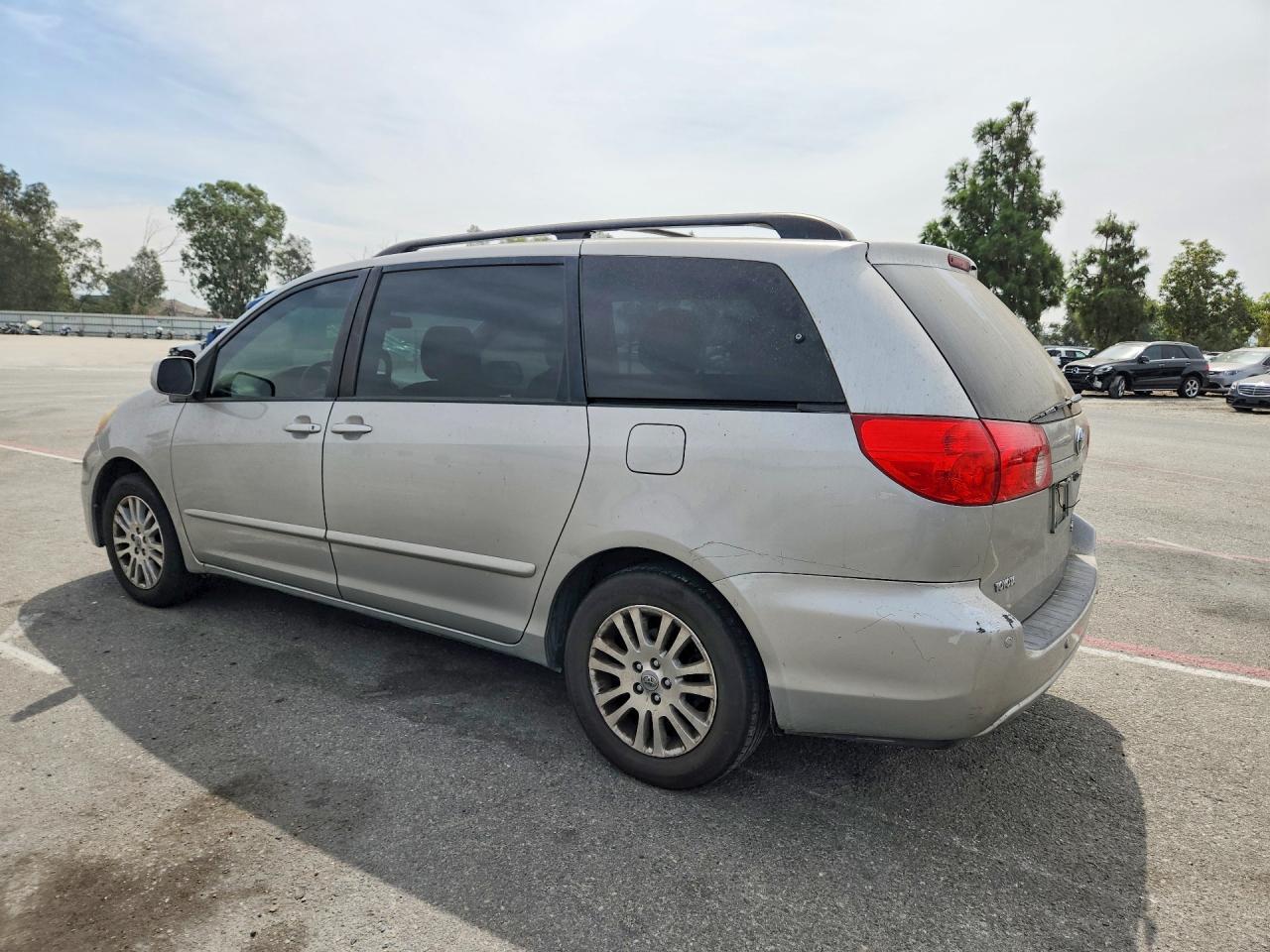 2010 TOYOTA SIENNA XLE — Фото 2 из 12