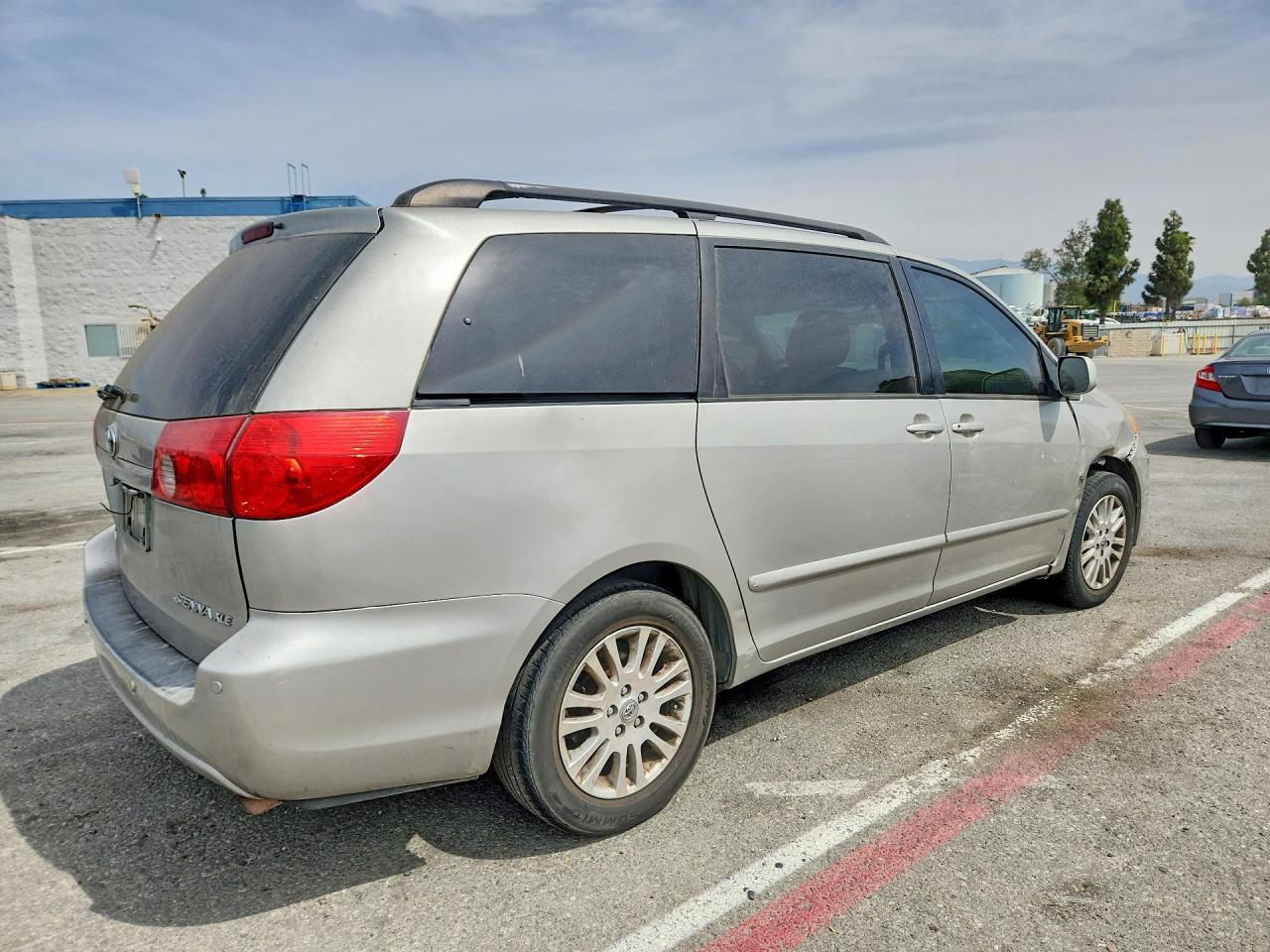 2010 TOYOTA SIENNA XLE — Фото 3 из 12