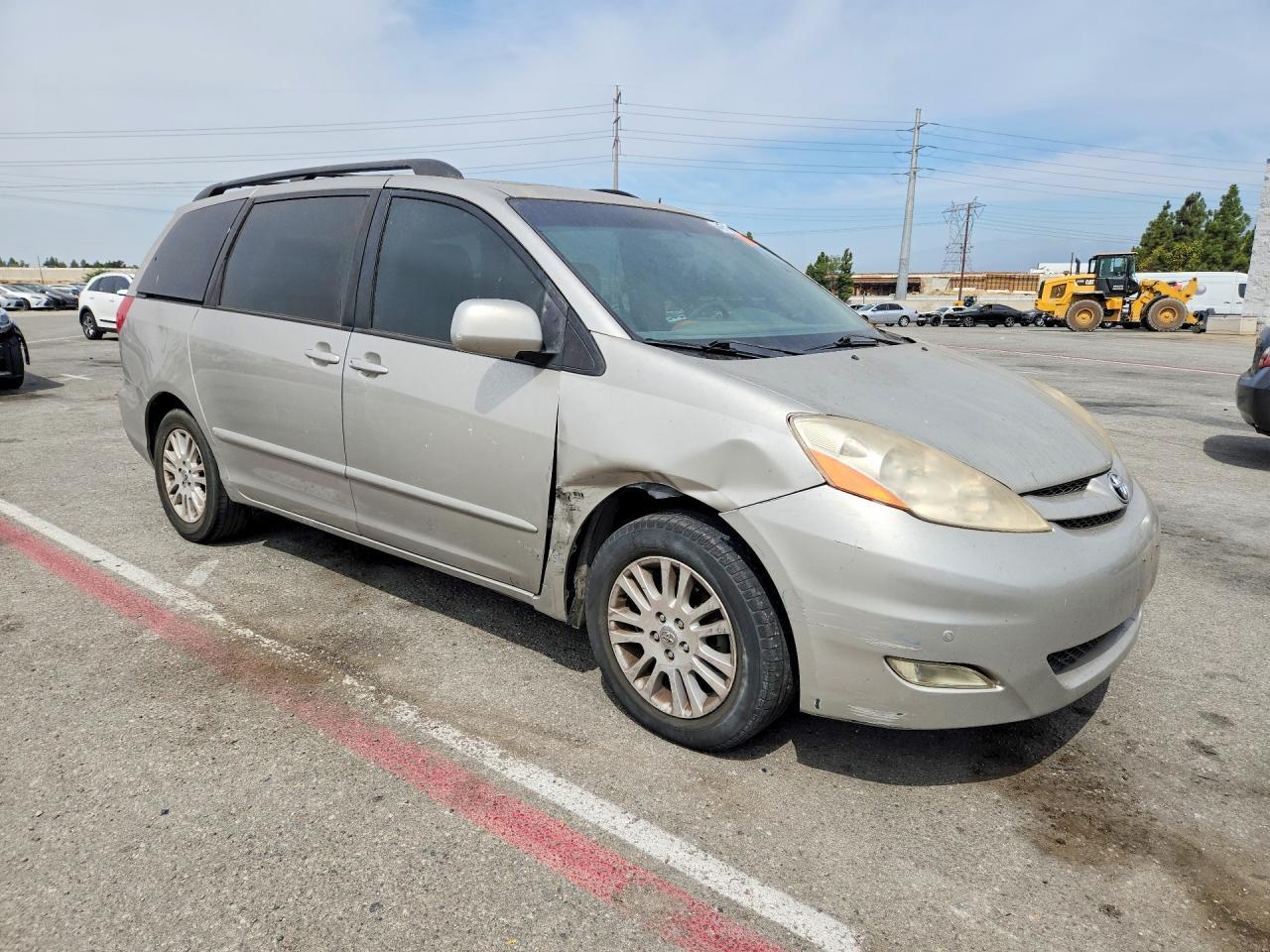 2010 TOYOTA SIENNA XLE — Фото 4 из 12