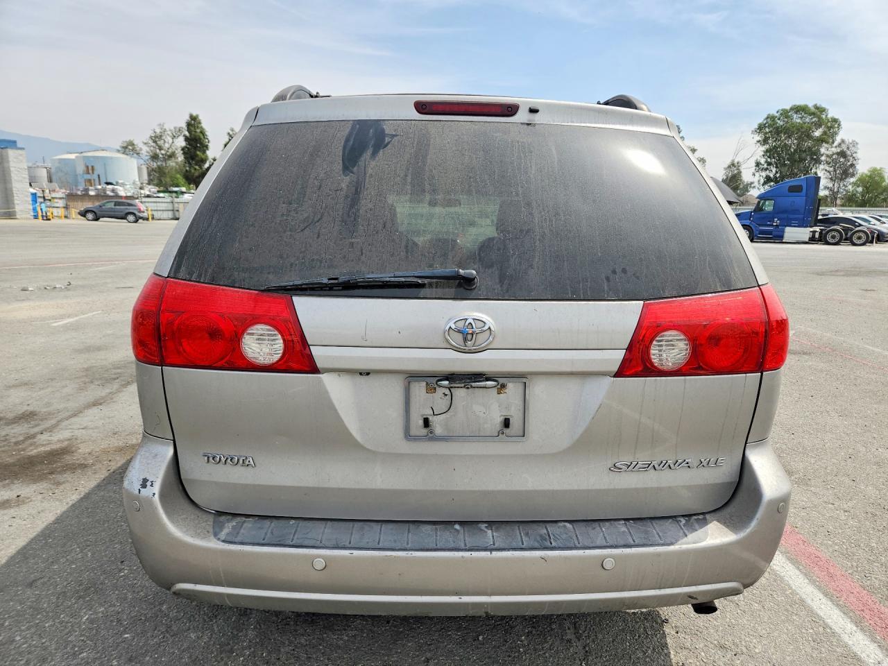 2010 TOYOTA SIENNA XLE — Фото 6 из 12