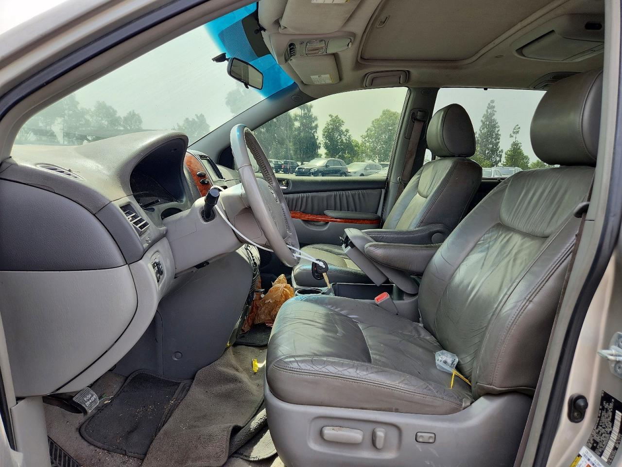 2010 TOYOTA SIENNA XLE — Фото 7 из 12