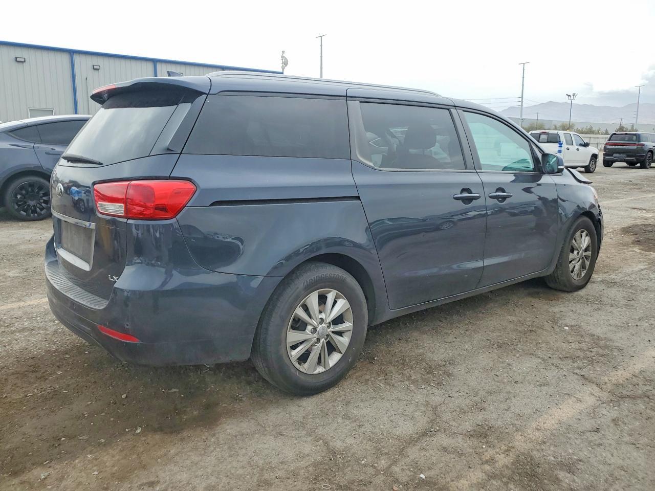 2017 KIA SEDONA LX — Фото 3 из 14