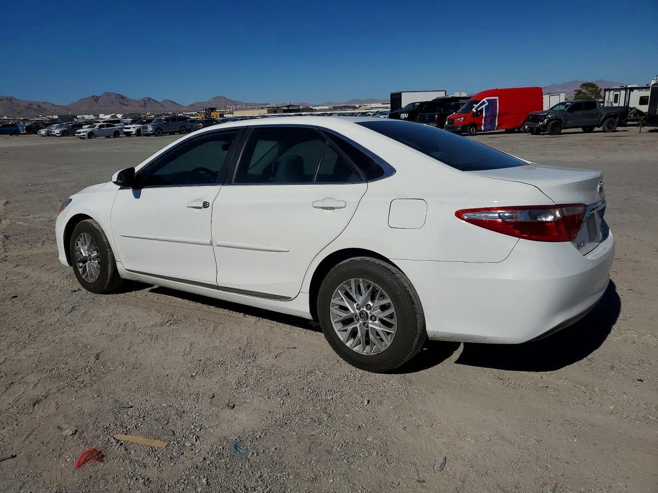 2016 TOYOTA CAMRY LE — Фото 2 из 12