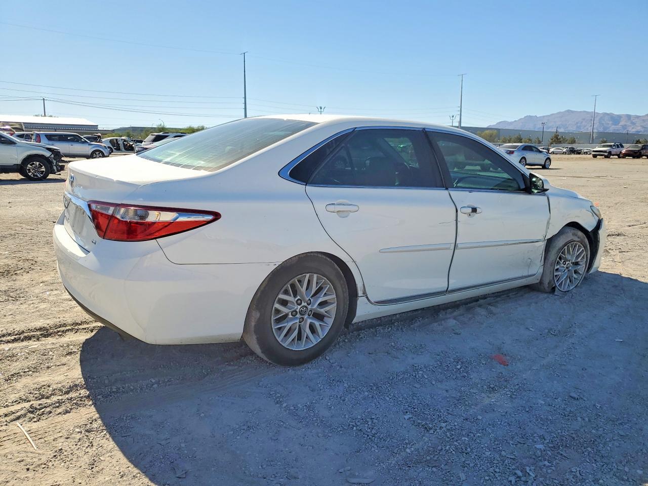 2016 TOYOTA CAMRY LE — Фото 3 из 12