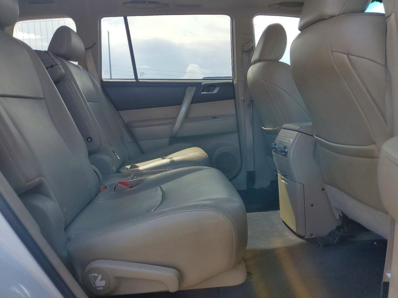 2013 TOYOTA HIGHLANDER SE — Фото 11 из 13