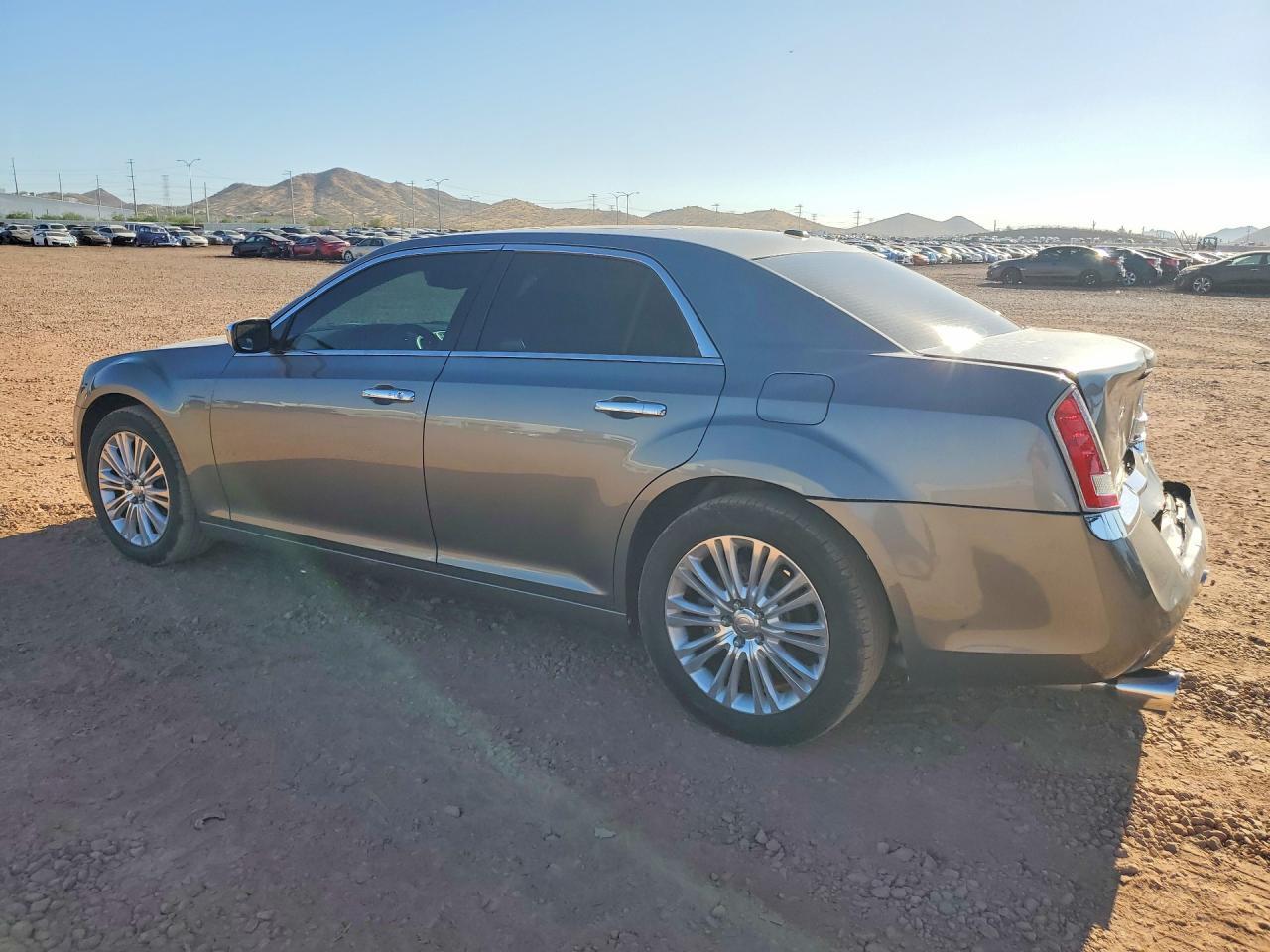 2011 CHRYSLER 300C — Фото 2 из 12