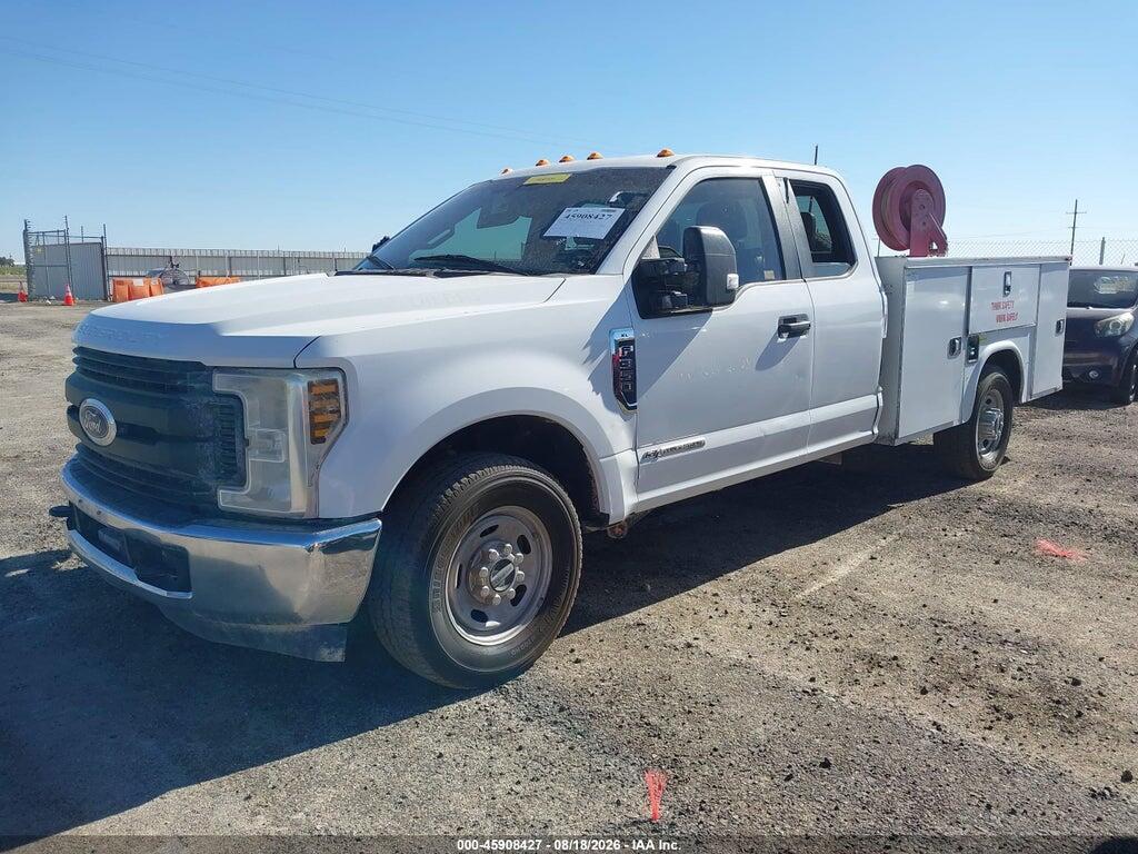 1FD7X3ET0KEF23230 2019 FORD F-350 CHASSIS photo no. 2