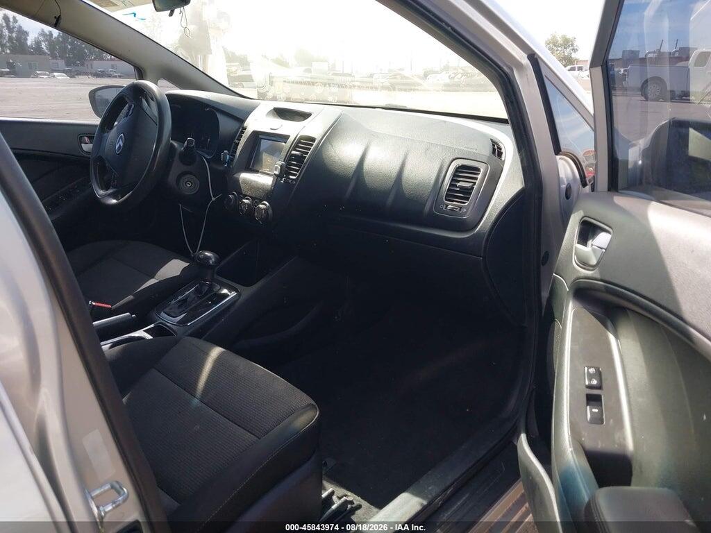 3KPFK4A78JE258301 2018 KIA FORTE photo no. 5