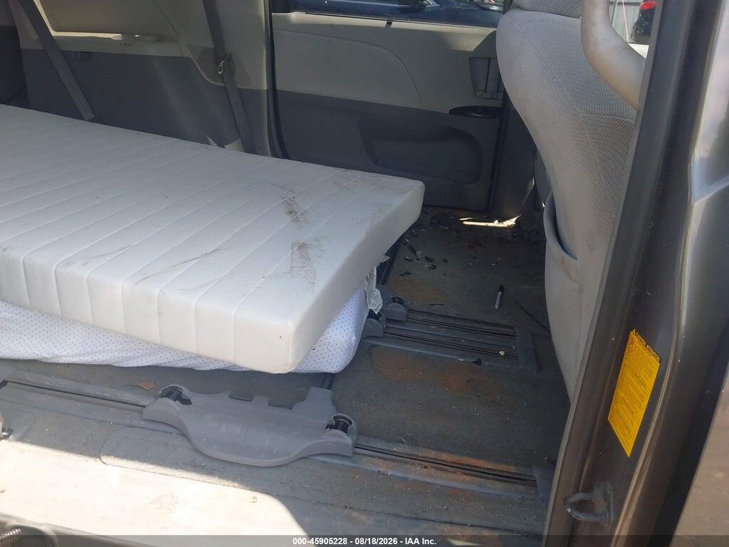 5TDKK3DC8BS143450 2011 TOYOTA SIENNA photo no. 8