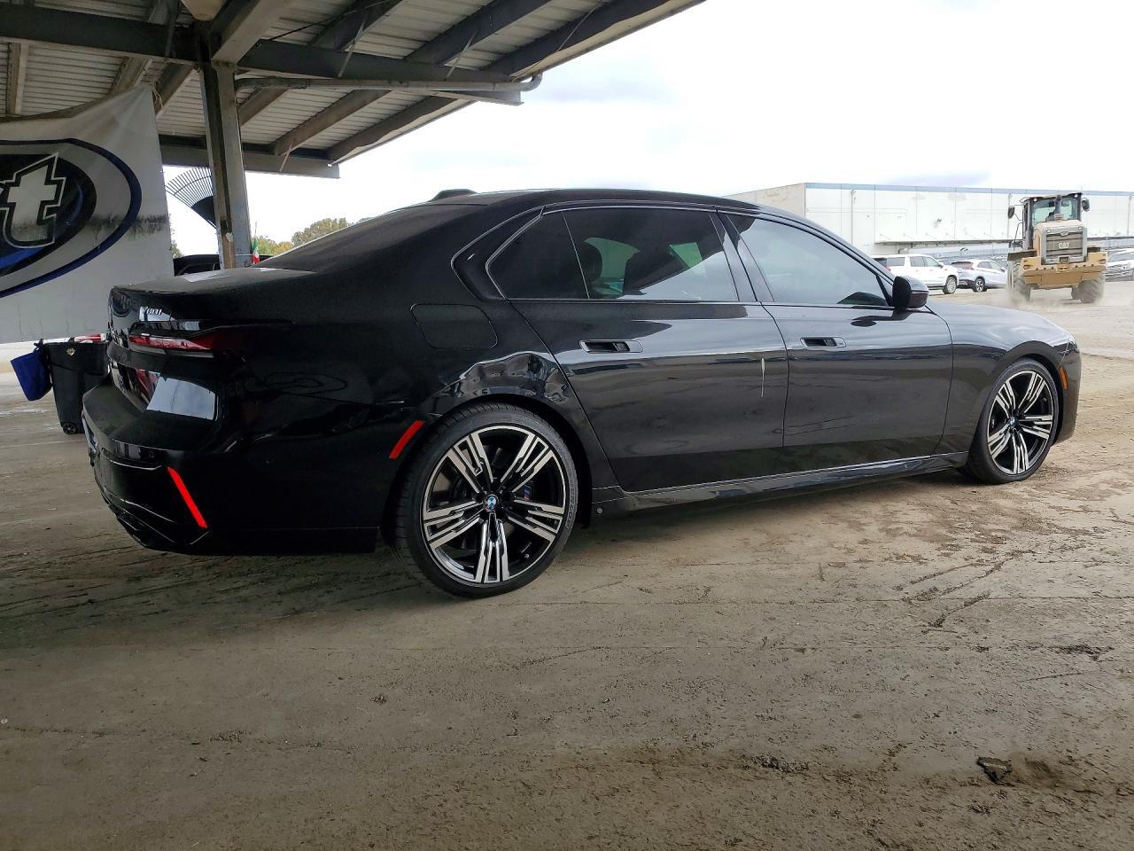 2024 BMW 760 XI — Фото 3 из 12