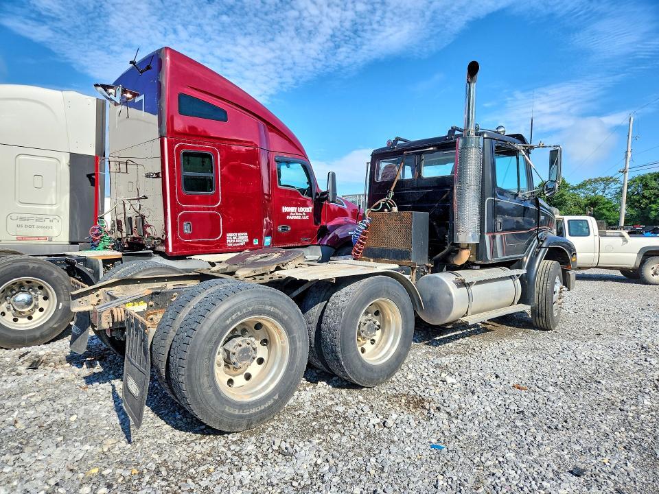 2000 FREIGHTLINER FL112 SEMI TRUCK — Фото 3 из 12