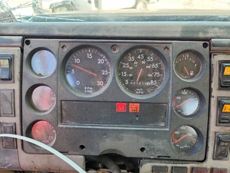 2000 FREIGHTLINER FL112 SEMI TRUCK — Фото 9 из 12