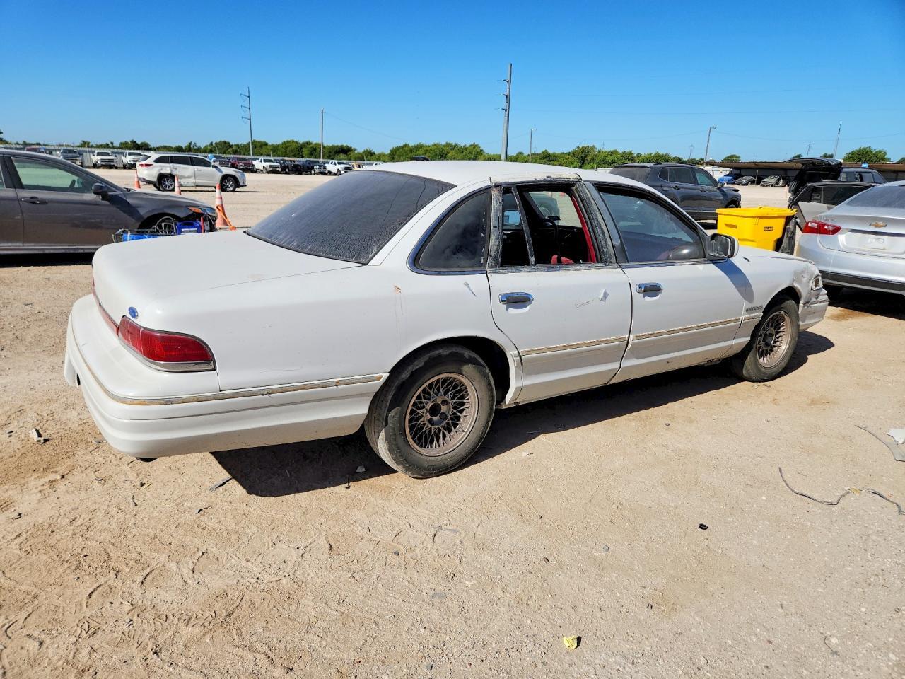 2FALP74W5PX191402 1993 FORD CROWN VICTORIA photo no. 3
