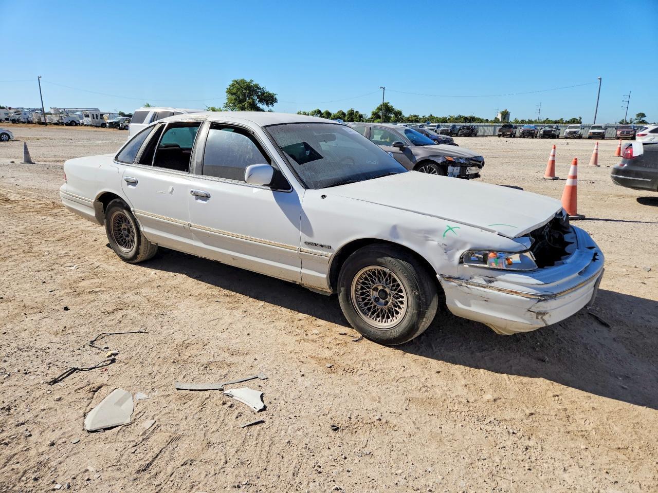 2FALP74W5PX191402 1993 FORD CROWN VICTORIA photo no. 4
