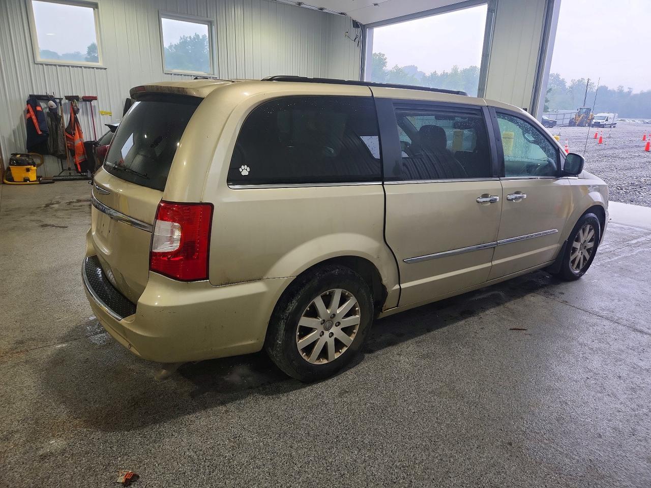 2012 CHRYSLER TOWN & COUNTRY TOURING L — Фото 3 из 13