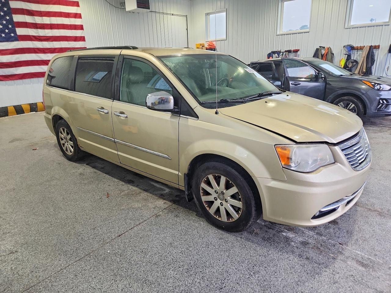 2012 CHRYSLER TOWN & COUNTRY TOURING L — Фото 4 из 13