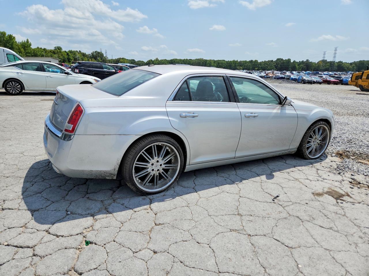 2012 CHRYSLER 300 LIMITED — Фото 3 из 12