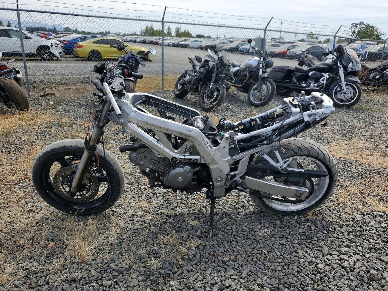 2004 SUZUKI SV650 — Фото 3 из 8
