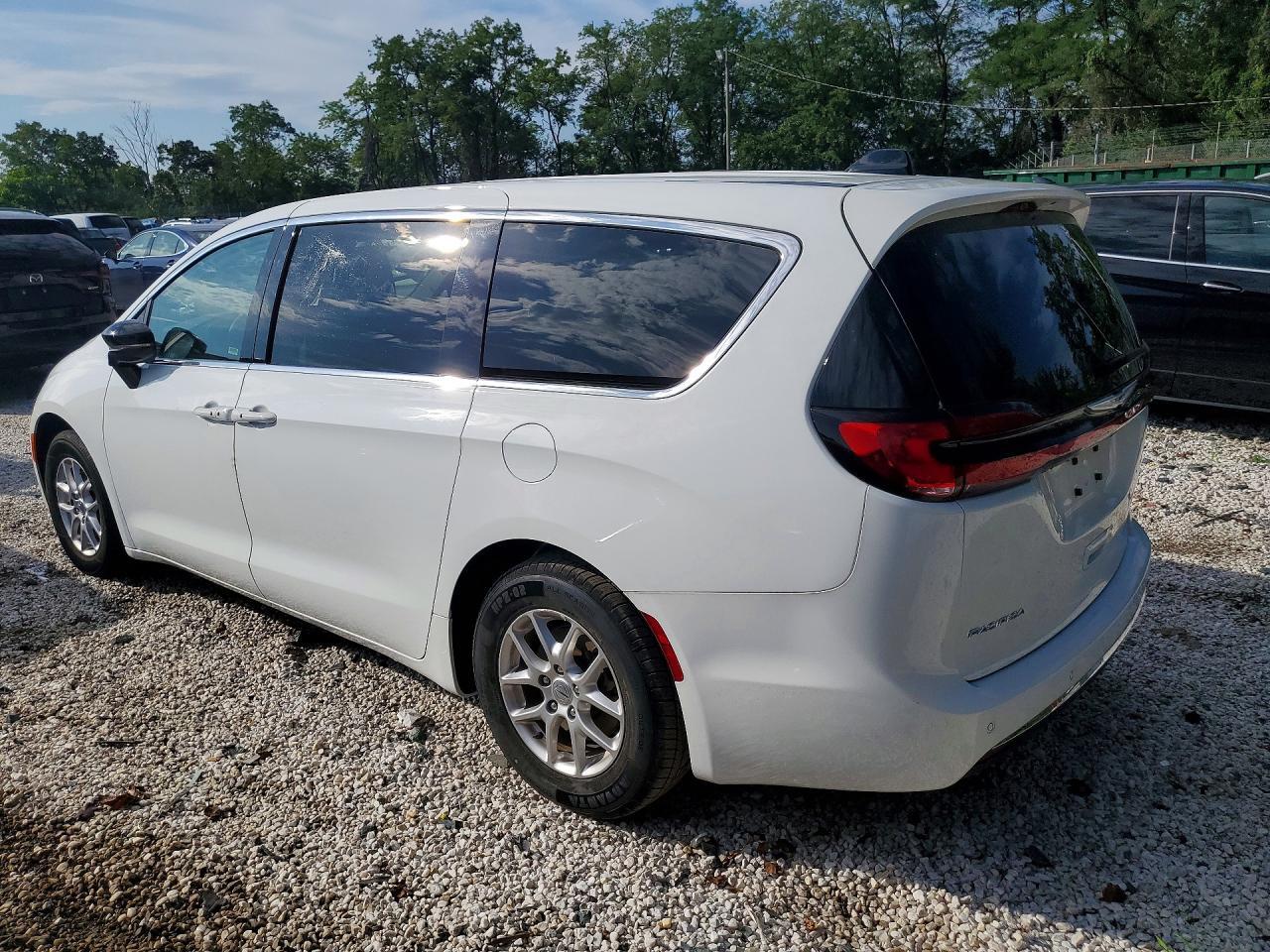 2024 CHRYSLER PACIFICA TOURING L — Фото 2 из 13