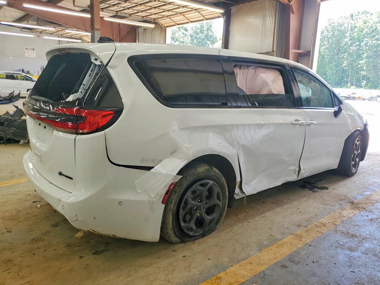 2024 CHRYSLER PACIFICA HYBRID SELECT — Фото 3 из 13