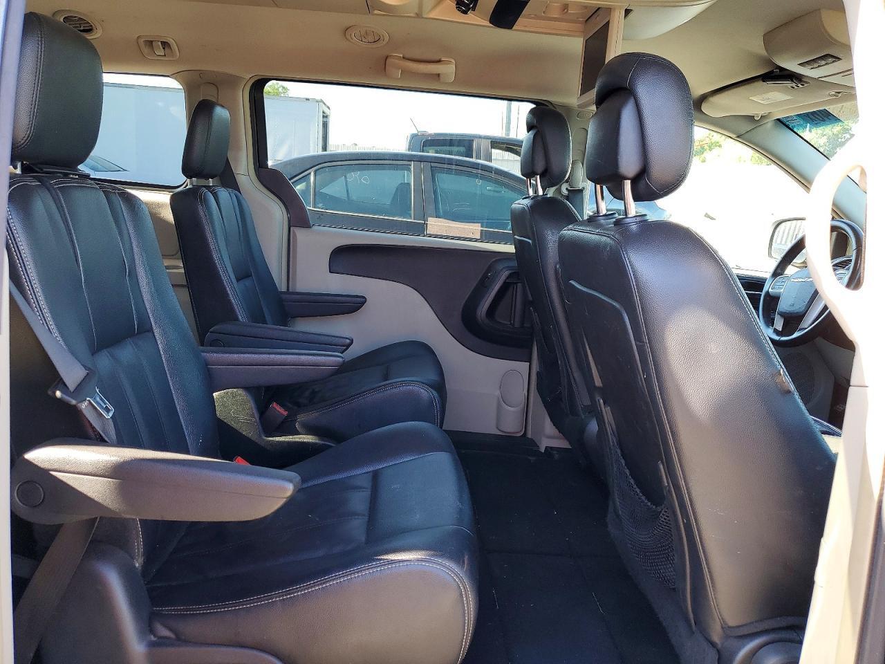 2016 CHRYSLER TOWN & COUNTRY TOURING — Фото 11 из 14