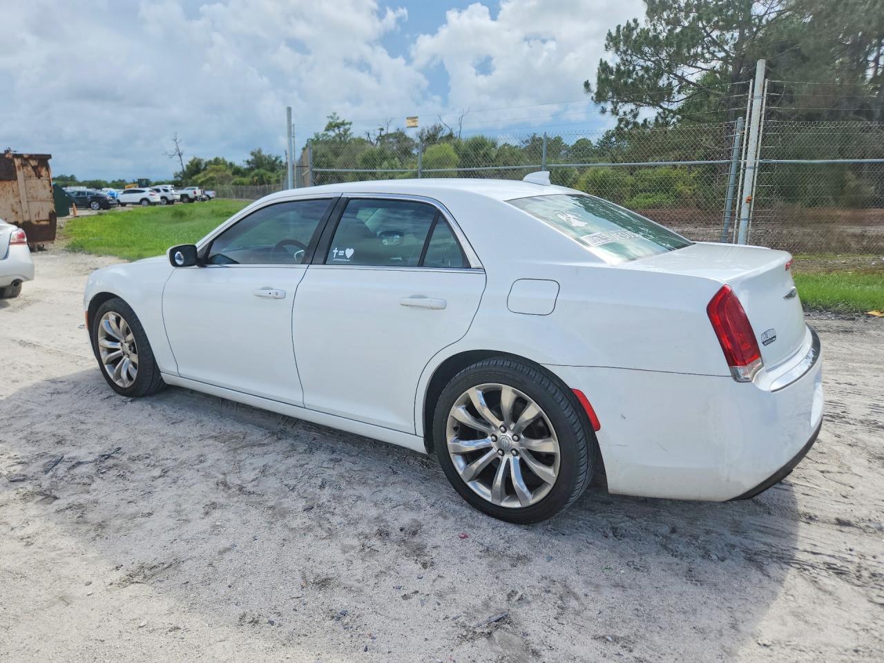 2C3CCAAG7GH328998 2016 CHRYSLER 300 photo no. 2