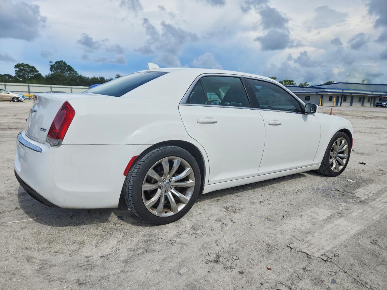 2C3CCAAG7GH328998 2016 CHRYSLER 300 photo no. 3
