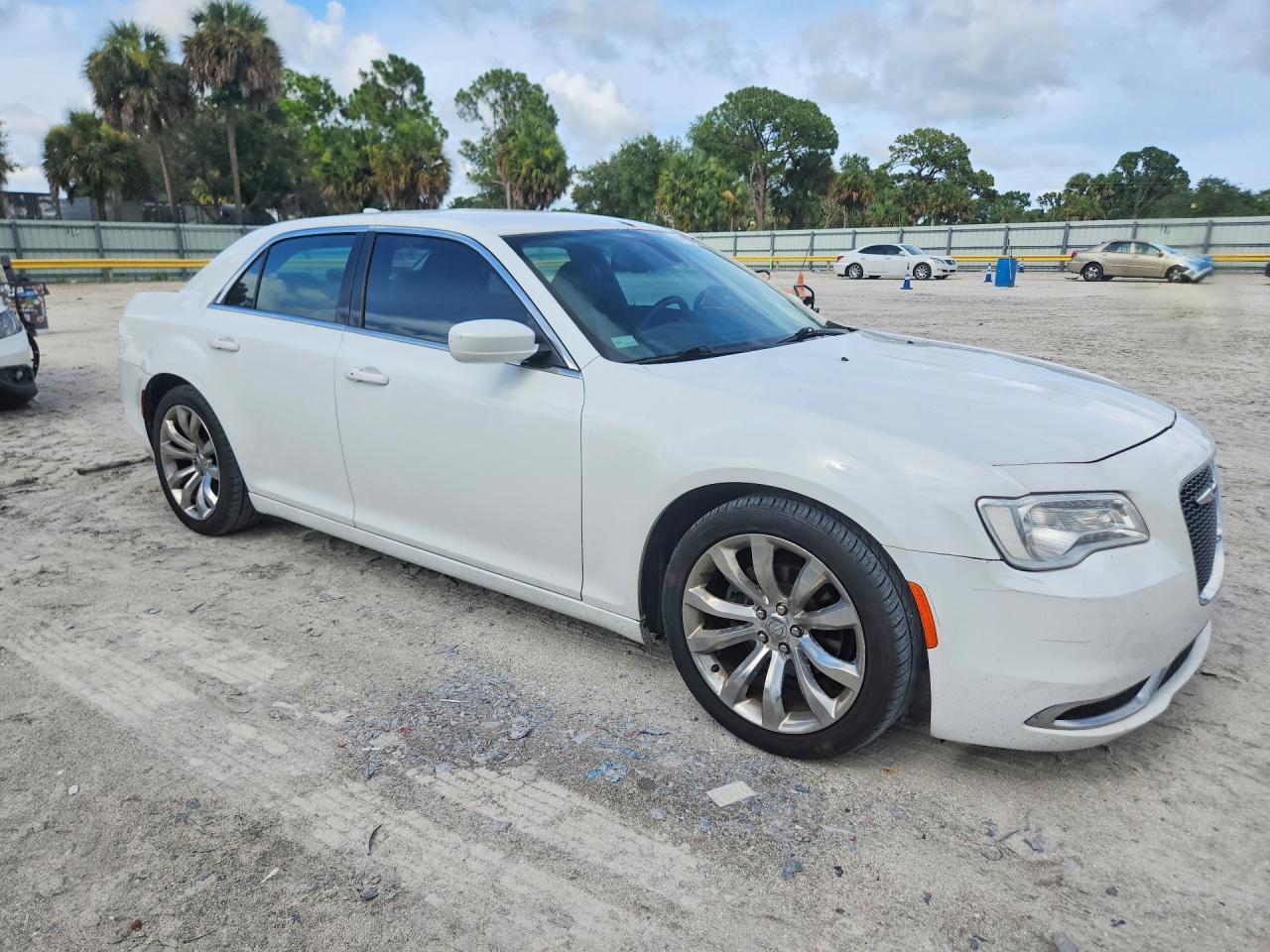 2C3CCAAG7GH328998 2016 CHRYSLER 300 photo no. 4