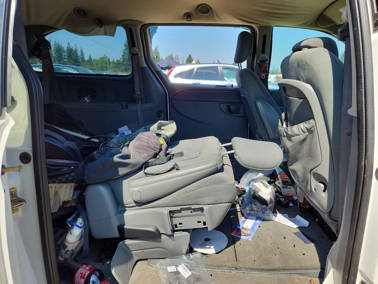 2005 CHRYSLER TOWN & COUNTRY LX — Фото 11 из 13