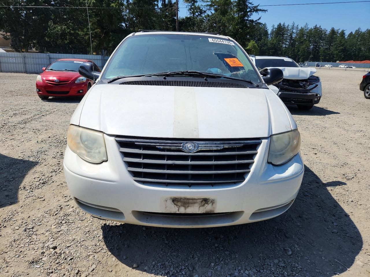 2005 CHRYSLER TOWN & COUNTRY LX — Фото 5 из 13
